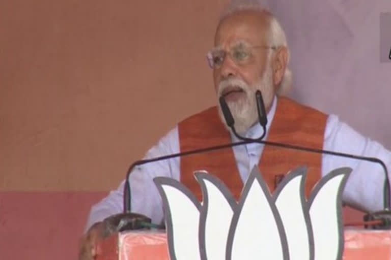 'Paraivarvadis' did not let me work for people of UP before 2017: PM Modi