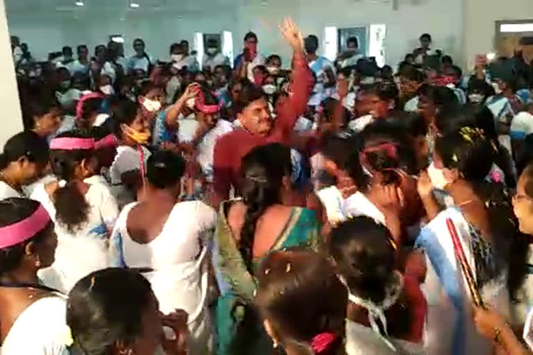 Nalgonda DMHO Kondalreddy Dance with Asha workers in Nalgonda video viral