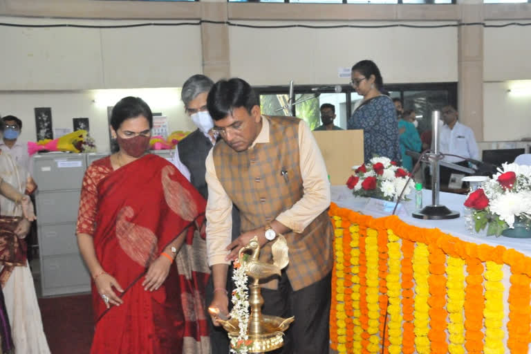 Mansukh Mandaviya inaugurates two new departments and centres at IIPS