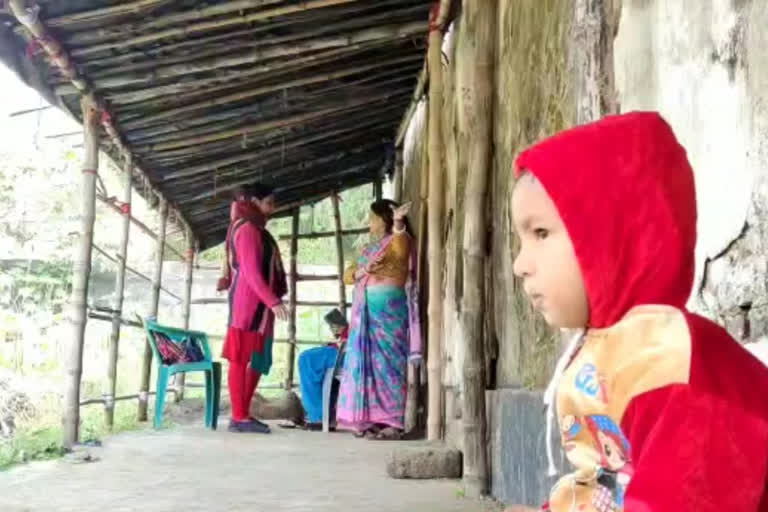 students facing problem for Poor condition of Anganwadi school at West Midnapore