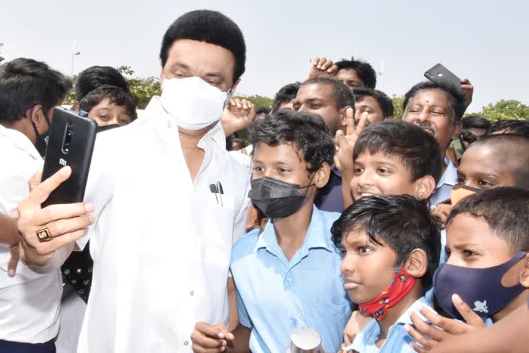 மாணவர்களுடன் செல்ஃபி வீடியோ எடுத்து மகிழ்ந்த முதலமைச்சர்!