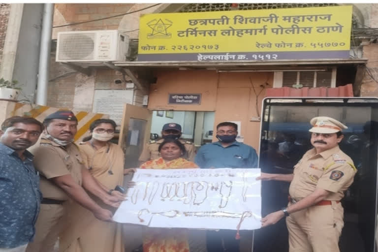 Mumbai police searched and handed over the missing bag with Rs. 17 lakh jewelry within hours