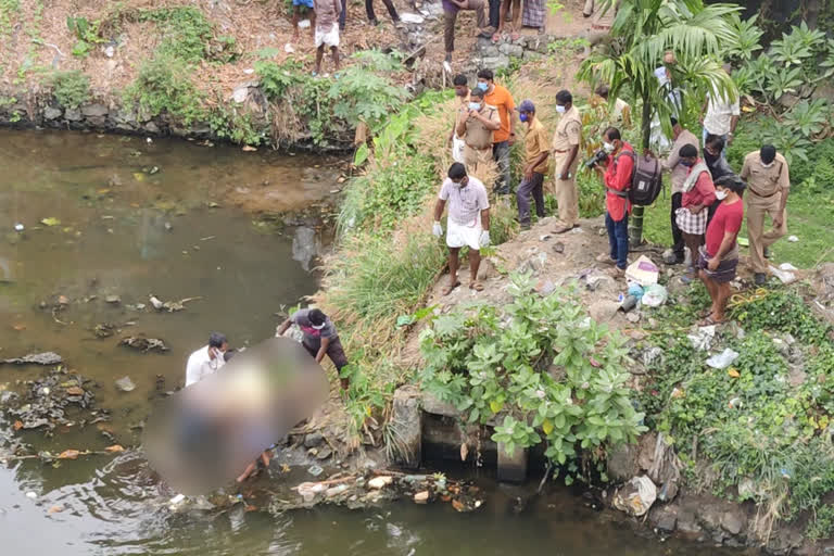 അജ്ഞാത മൃതദേഹം കണ്ടെത്തി  കൊല്ലം തോട് അജ്ഞാത മൃതദേഹം  unidentified body found in kollam  body found in kollam