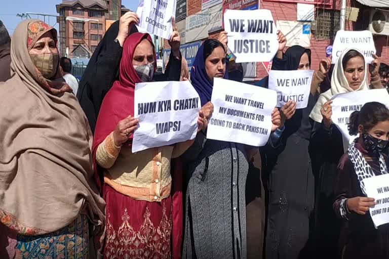 pakistani-wives-of-ex-militants-protest-in-srinagar