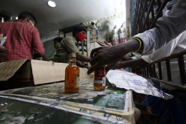 seven die due drinking spurious liquor  poison alcohol havoc  Villagers protested in azamgarh  Nagar Panchayat Mahul  Saraikhwaja Police Station Area  seven die due to drinking spurious liquor  യുപിയില്‍ വ്യാജ മദ്യം കഴിച്ച് ഏഴ് മരണം  വ്യാജ മദ്യം