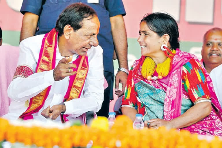 cm kcr chitchat with tribal women chimnibhai in narayakhed public meeting