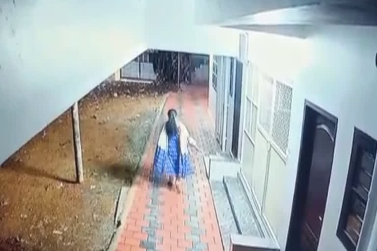 Brutal Attack  two year old girl attacked  രണ്ടര വയസുകാരിക്ക് മർദനം  കുട്ടിയുടെ നില ഗുരുതരം  കുഞ്ഞിനെ ആശുപത്രിയിൽ പ്രവേശിപ്പിച്ചു  സൈബർ പൊലീസ് ഉദ്യോഗസ്ഥന്‍  crime news kerala latest