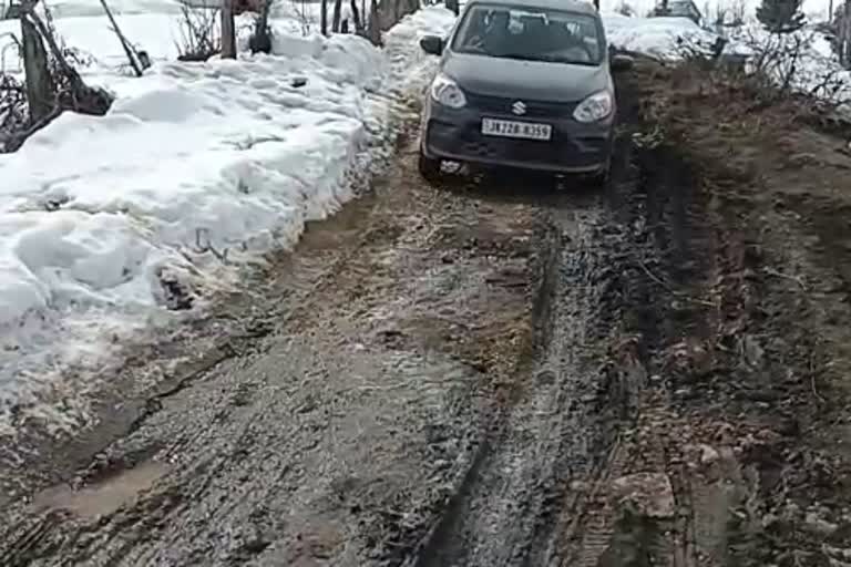 Shopian Residents Demand Road Construction: ’سڑکوں کی تعمیر کے حوالے سے اعلانات کاغذوں تک ہی محدود‘