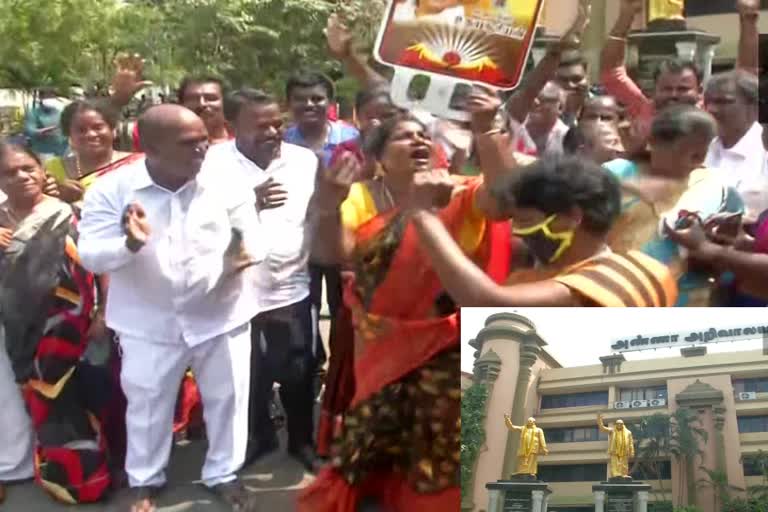 வெற்றி முகத்தில் திமுக: கொண்டாட்டத்தில் அண்ணா அறிவாலயம்!