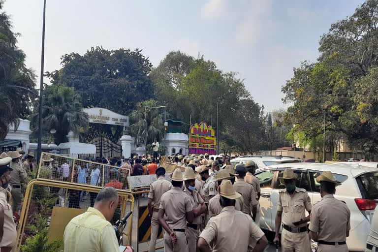 Congress delegation arriving by foot to the palace