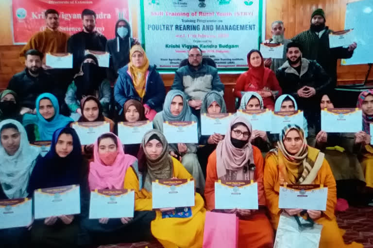 Poultry Raring and management Course: بڈگام میں 6 روزہ اسکل ٹریننگ پروگرام کا اختتام