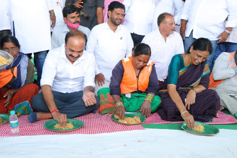 ministers lunch with sanitation workers