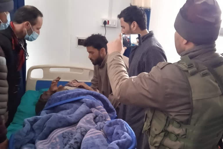 Police Helps Pregnant woman in pulwama: پلوامہ پولیس نے حاملہ خاتون و زخمی خاتون کی مدد کی