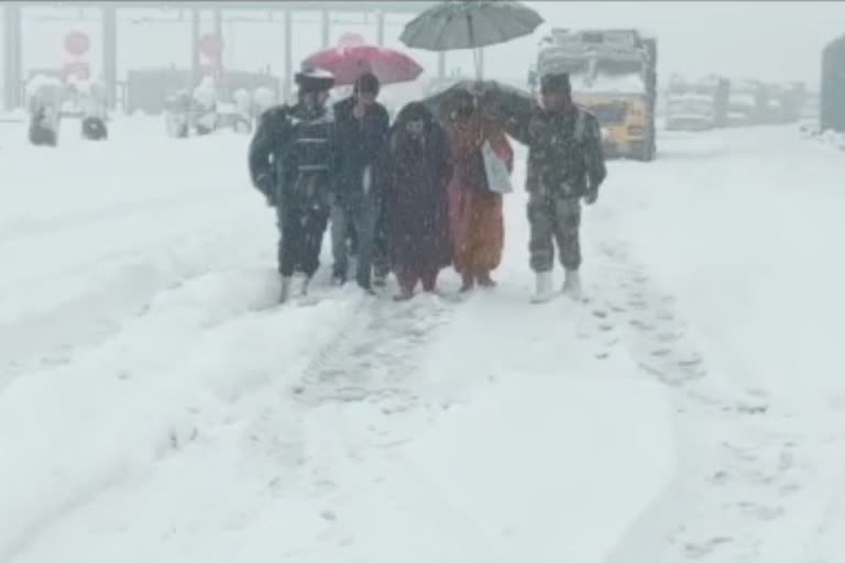 Heavy Snowfall in Kashmir: وادی کے مختلف اضلاع میں برف باری