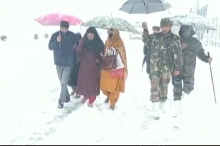 Army jawans Help Pregnant Woman