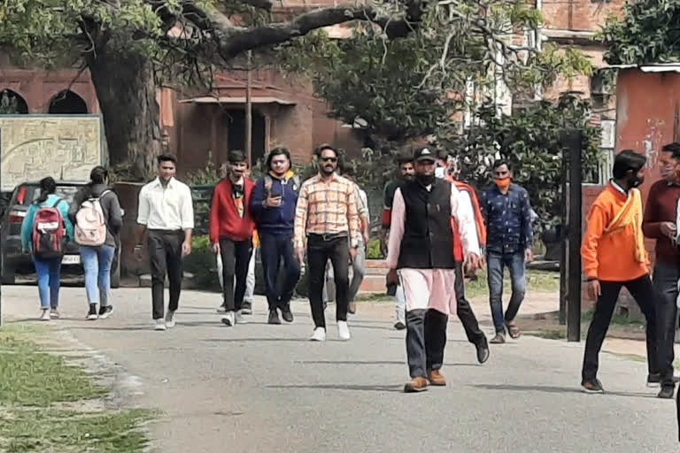 On Thursday some people gathered outside Agra's St. John's College claiming to introduce them as members of the Yogi Youth brigade and demands ban on hijab in Agra's educational institutions