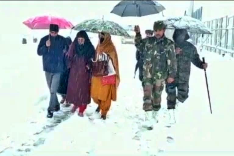 j-and-k-army-jawans-rescued-pregnant-lady-in-anantnag