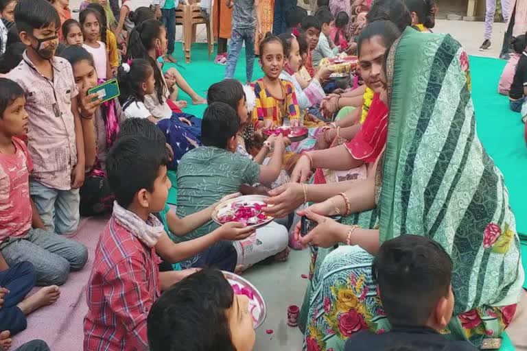 Parent Worship in Bhavnagar : શાળાઓમાં યોજાયું માતા પિતા પૂજન : વેલેન્ટાઈન ફ્રેન્ડશીપ ડે કરતા સારું - વાલી