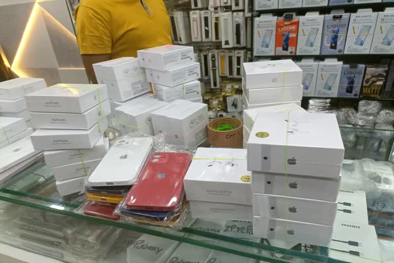 Fake Apple mobile seller arrested in Raipur
