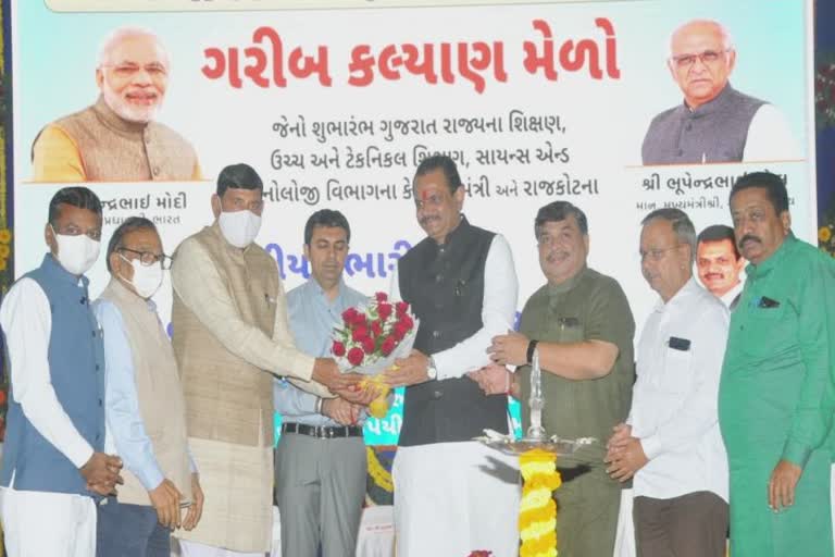 Garib Kalyan Mela 2022: રાજકોટમાં જીતુ વાઘાણીએ ચલાવી રીક્ષા, શિક્ષણપ્રધાનના અંદાજ પર લોકો ફિદા