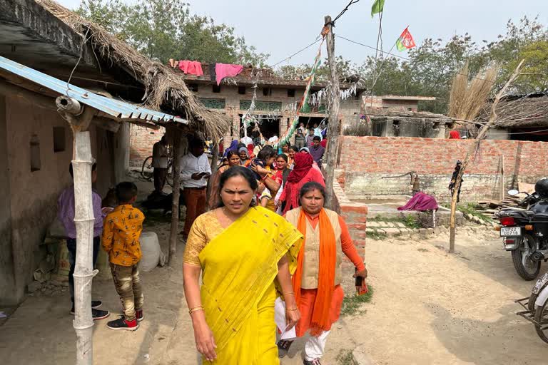 Union Minister Shobha Karandlaje making election campaign in villages of Uttar Pradesh