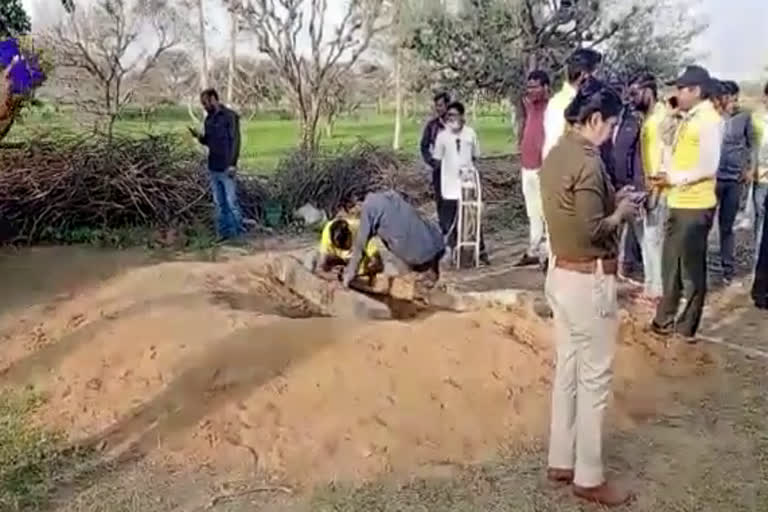 Four years old boy fell in borewell in Sikar