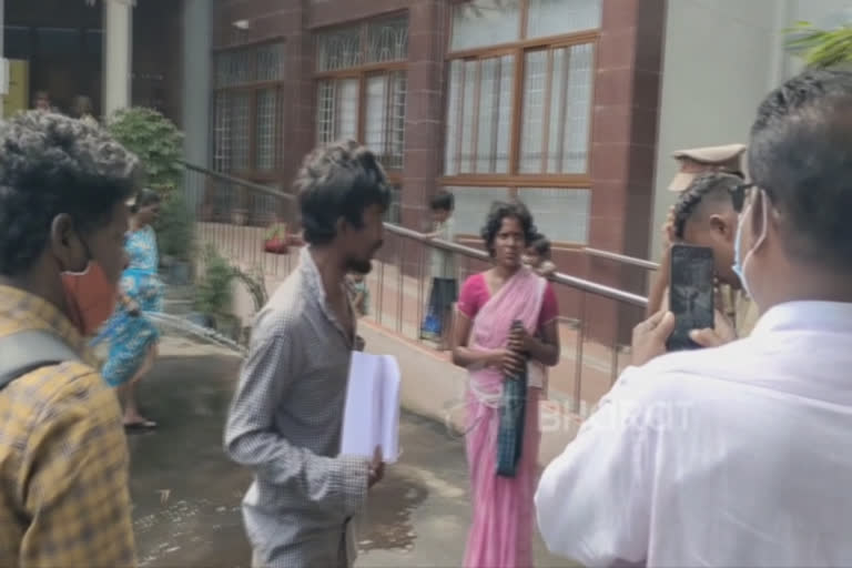 மாவட்ட ஆட்சியர் அலுவலகம் முன்பு தற்கொலைக்கு முயன்ற இளைஞர்