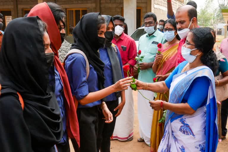 കലവൂര്‍ ഗവണ്‍മെന്‍റ് ഹയര്‍ സെക്കന്‍ഡറി സ്‌കൂൾ  ജെന്‍ഡര്‍ ന്യൂട്രല്‍ യൂണിഫോം ആലപ്പുഴയിലും  കലവൂരിൽ സ്‌കൂളിലും ജെന്‍ഡര്‍ ന്യൂട്രല്‍ യൂണിഫോം  വിദ്യാഭ്യാസ മേഖലയിലെ പരിഷ്‌കാരങ്ങൾ  ആലപ്പുഴ ജില്ല പഞ്ചായത്തിന്‍റെ തീരുമാനം  Alappuzha district panchayath decision on gender Neutral Uniform  Gender Neutral Uniform introduced in Alappuzha