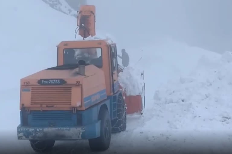 Snow removal work on Sonmarg road completed