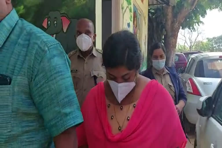 panchayat member arrested for plotting drug case against husband  Vandanmedu Grama Panchayat member arrest  drug case against Vandanmedu Grama Panchayat member  ഭർത്താവിന്‍റെ വാഹനത്തിൽ മയക്കുമരുന്ന് വച്ചു  വണ്ടൻമേട് ഗ്രാമപഞ്ചായത്ത് അംഗം അറസ്റ്റ് മയക്കുമരുന്ന് കേസ്