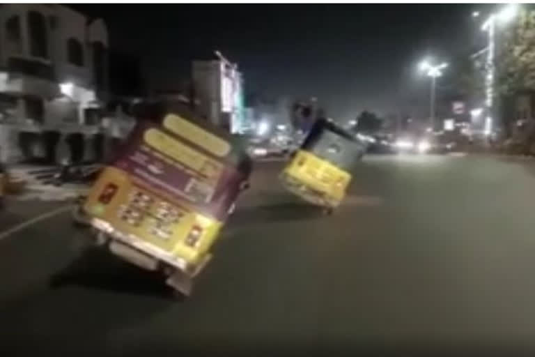 Dangerous Auto race on Hyderabad Road at Midnight  Auto race hyderabad viral video  സാഹസിക ഓട്ടോ റേസിംഗ്  ഹൈദരാബാദ് അപകടകരമായ ഓട്ടോ റേസ്