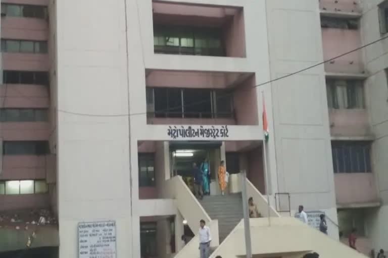 Amraivadi PSI insults Metro Court: કોર્ટને જવાબ આપ્યા વગર અમરાઈવાડી PSI કોર્ટમાંથી થયા ફરાર, કોર્ટે CPને ફટકારી નોટિસ