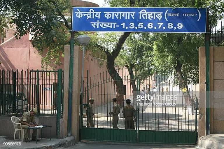 tihar inmates have fight among themselves