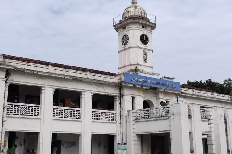 പാലക്കാട് നഗരസഭ കോൺഗ്രസ് പൊട്ടിത്തെറി  പാലക്കാട് പാർലമെന്‍ററി പാർട്ടി നേതാവ് രാജി  palakkad municipality resignation  parliamentary party leader resignation