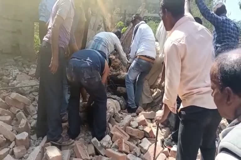 four-people-buried-under-building-debris-in-garhwa