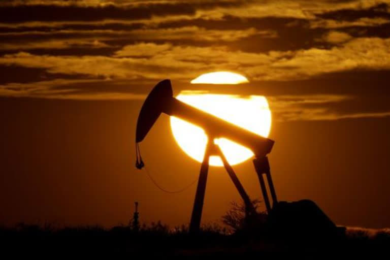 International oil prices climbed to an over seven-year high of USD 105.58 on February 24 over concerns of supplies being disrupted as a result of Russia attacking Ukraine.