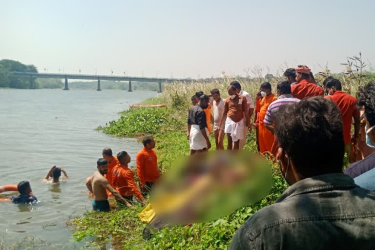 Four members of a family found dead in Bharathapuzha  ഒറ്റപ്പാലത്ത് ഒരു കുടുംബത്തിലെ നാല് പേർ പുഴയിൽ ചാടി മരിച്ചു  family found dead in Bharathapuzha  Four members of a family found dead in palakkad  പാലക്കാട് കുടുംബത്തിലെ നാല് പേരെ പുഴയിൽ ചാടി മരിച്ചു