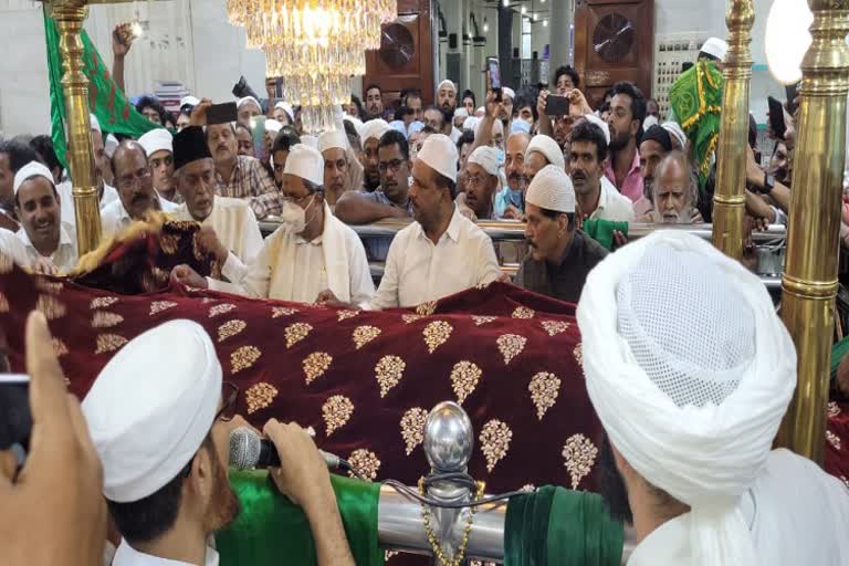 Ulala Aurus prayed for some time in the Dargah