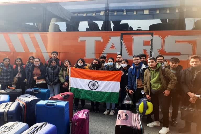 ukraine crisis  operatiin ganga  ഓപ്പറേഷൻ ഗംഗ  Second flight with 250 people arrives in Delhi  250 ആളുകളുമായി രണ്ടാമത്തെ വിമാനം ഡൽഹിയിലെത്തി  ukrain-russia war news