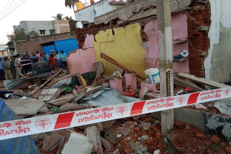 couple injured by gas cylinder blast in Chikkaballapur