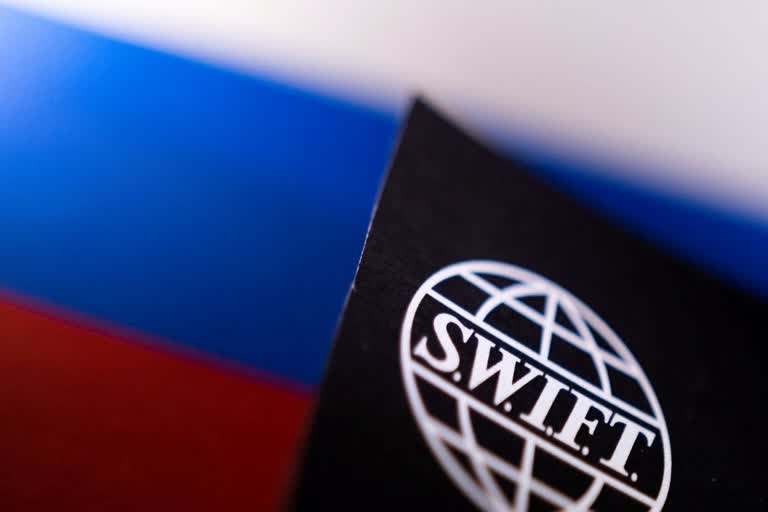 റഷ്യക്കുമേലുള്ള പ്രതിരോധം കടുപ്പിക്കുന്നു  യുക്രൈൻ റഷ്യ യുദ്ധം  സ്വിഫ്‌റ്റിൽ നിന്ന് റഷ്യ പുറത്താക്കാൻ നീക്കം  സ്വിഫ്‌റ്റ്  US, allies to cut off 'selected' Russian banks from SWIFT  SWIFT  tighten sanctions on Moscow  Ukraine Russia war  Ukraine Russia conflict