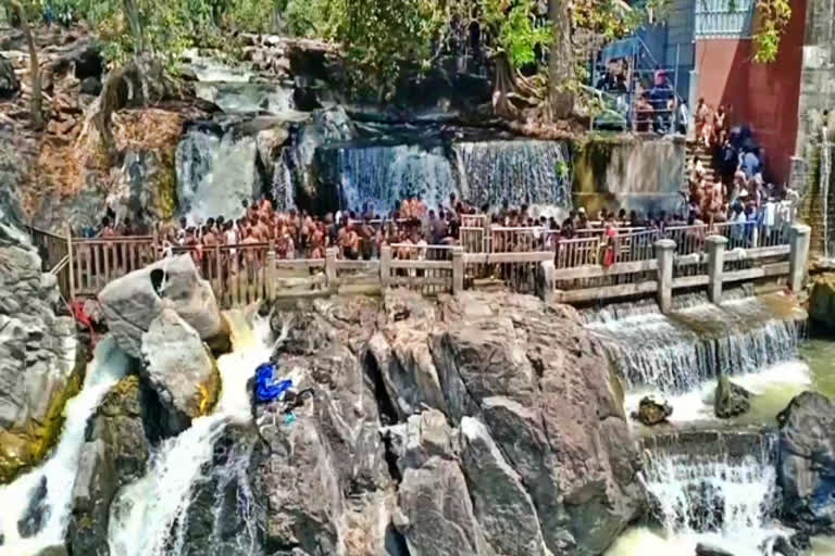 hogenakkal falls  dharmapuri tourist spot  hogenakkal falls filled with tourists  hogenakkal falls boating  hogenakkal falls filled with tourists because of Sunday holiday  ஒகேனக்கலுக்கு ஒரு ட்ரிப்  ஒகேனக்கல்லில் சுற்றுலா பயணிகள்  தப்மபுரி சுற்றுலா தளம்  சுற்றுலா பயணிகளால் நிறைந்த ஒகேனக்கல்  ஒகேனக்கல் நீர்வீழ்ச்சி படகு சவாரி  ஒகேனக்கல் நீர்வீழ்ச்சி