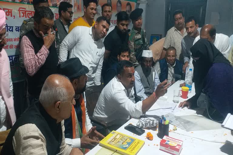 health-minister-banna-gupta-held-janata-darbar-at-congress-office-in-jamshedpur