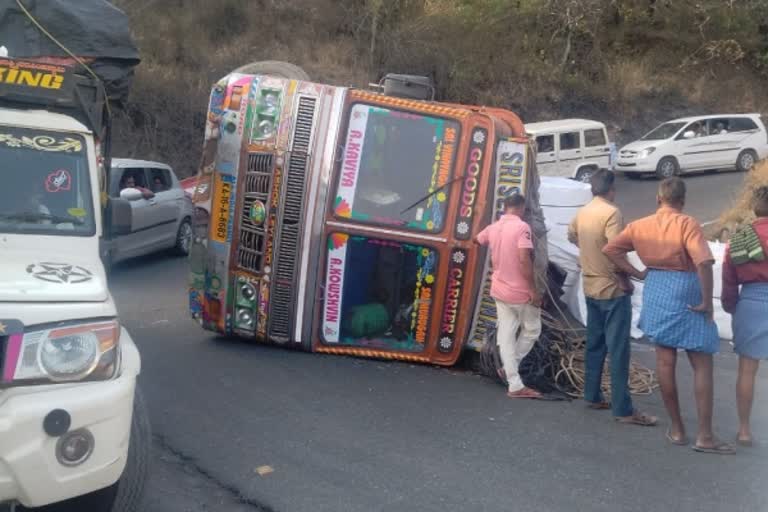 Lorry accident at thimbham mountain regions  Erode thimbam mountain  accident at thimbam mountain road  thimbam mountain  Lorry accident  திம்பம் மலைப்பாதை  லாரி விபத்து  திம்பம் மலைப்பாதையில் லாரி விபத்து  இரும்பு பாரம் ஏற்றிவந்த லாரி விபத்து  ஊசி வளைவு  போக்குவரத்து நெரிசல்  கொண்டை ஊசி வளைவு  லாரி பழுதால் விபத்து