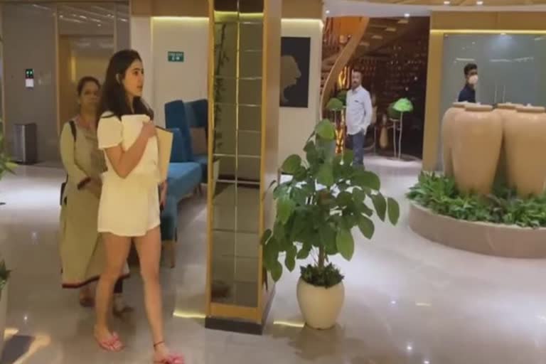 Sara ali Khan in Morbi: ફિલ્મના શૂટિંગ માટે સારાઅલી ખાન સહિતની સ્ટારકાસ્ટ પહોંચી મોરબી, જુઓ પહેલી ઝલક