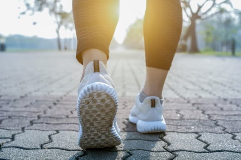 कमर और घुटनों के दर्द से राहत दिलाती है रिवर्स वॉकिंग, reverse walking can be beneficial in back and knee pain, fitness tips, how to get rid of back pain, tips to deal with back pain, tips to relieve knee pain, what is reverse walking, what are the benefits of reverse walking