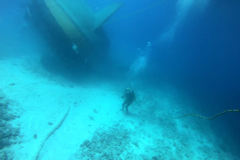 Indian Naval ship Nireekshak', an advanced diving support ship, arrived at Sri Lanka's Trincomalee port on Monday for facilitating diving training for the Sri Lankan Navy.