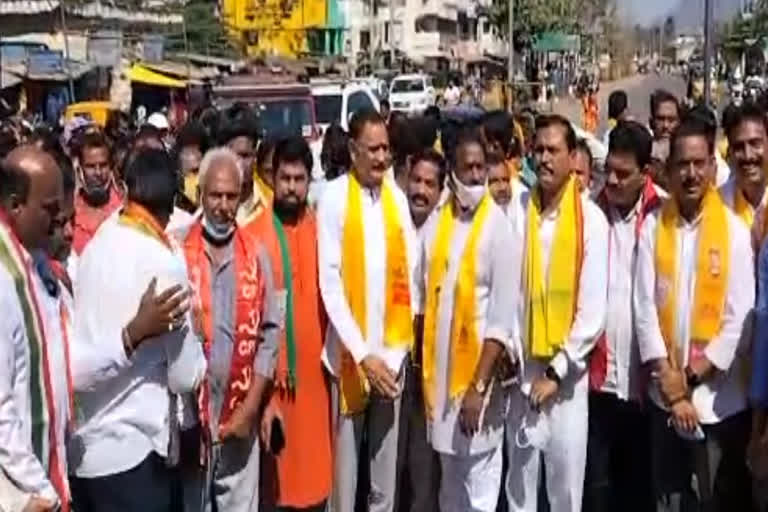 అఖిలపక్ష నేతల భారీ ర్యాలీ