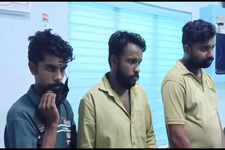 Private bus employee arrested  Private bus employee arrested for assaulting passenger  കടയ്ക്കലിൽ യാത്രക്കാരെ ബസ് ജീവനക്കാര്‍ ആക്രമിച്ചു  സ്വകാര്യ ബസ് ജീവനക്കാരുടെ ഗുണ്ടായിസം