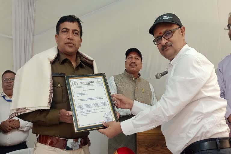 ccl-honors-sdpo-anil-kumar-singh-for-curbing-coal-smuggling-in-giridih